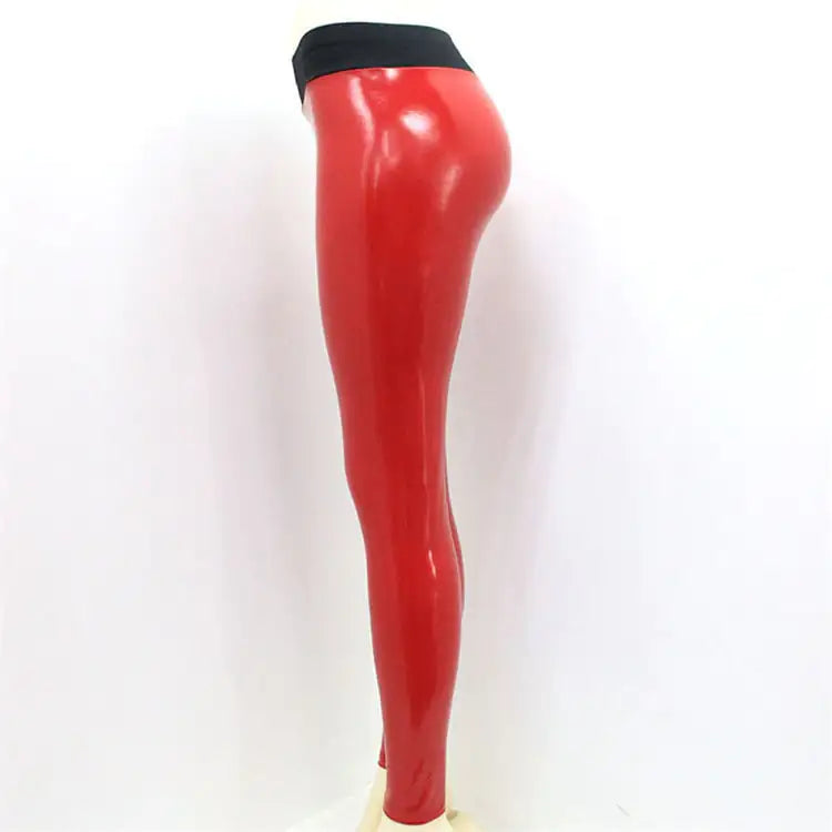 Leggings de piel sintética de cintura alta para mujer Aura13: pantalones elásticos que realzan la figura, ideales para entrenar y lucir un estilo urbano.